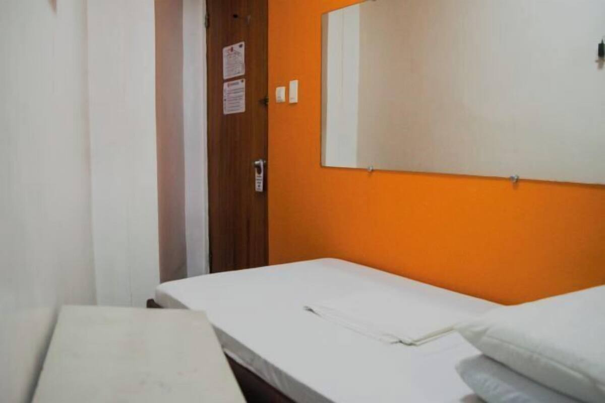 Desk, laptop workspace, soundproofing, free WiFi