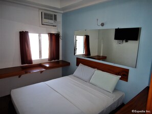 Cab Room | Desk, laptop workspace, soundproofing, free WiFi - G-Galyx InnHotel (Cagayan de Oro)