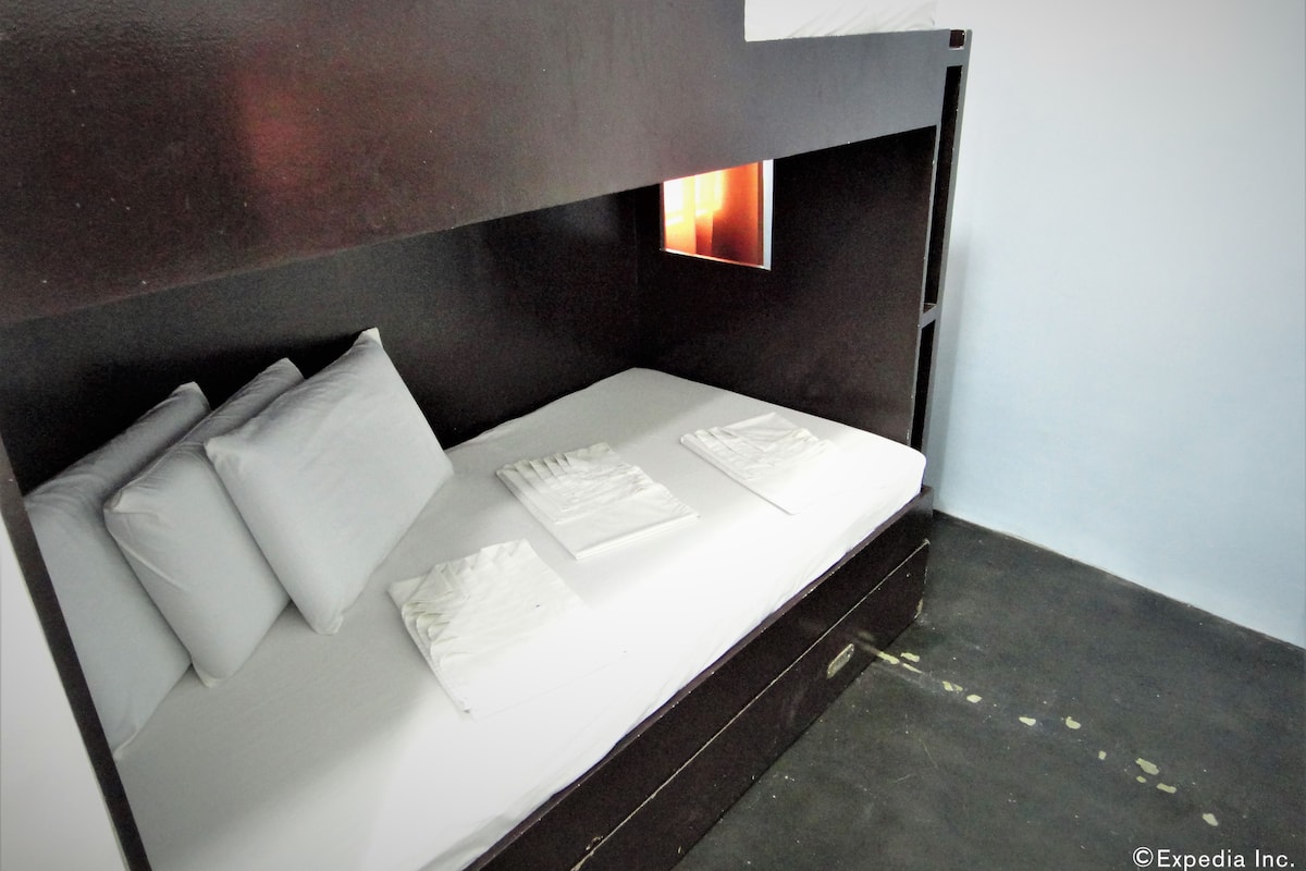 Compact Triple | Desk, laptop workspace, soundproofing, free WiFi