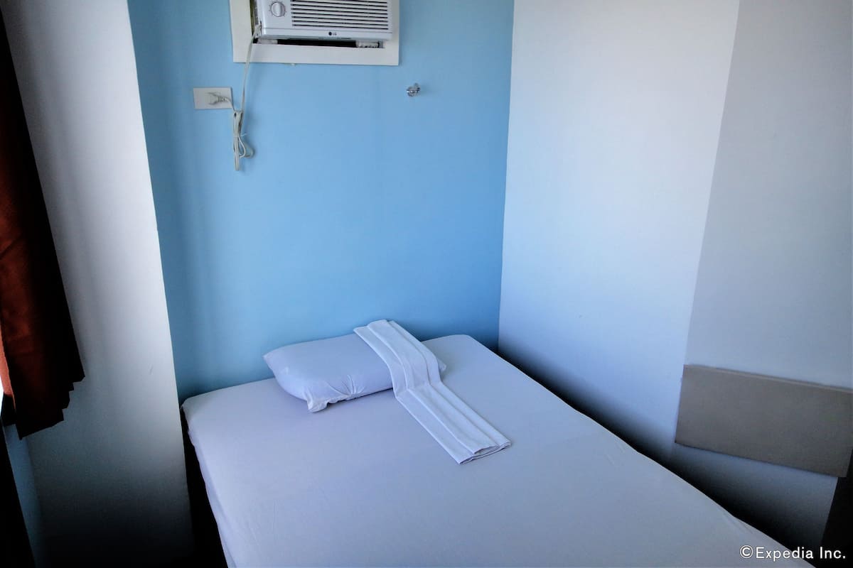 Compact | Desk, laptop workspace, soundproofing, free WiFi