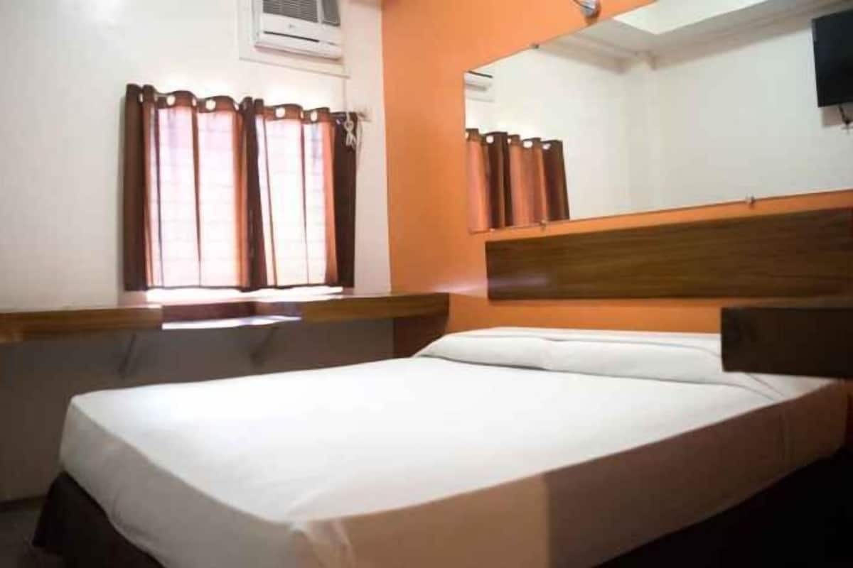 Desk, laptop workspace, soundproofing, free WiFi