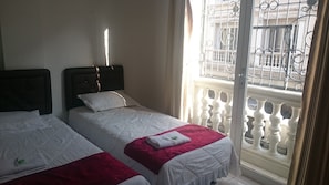 Quarto standard, 2 camas de solteiro | Escrivaninha, Wi-Fi de cortesia