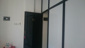 办公桌、免费 WiFi