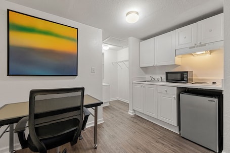 Room, 1 King Bed | Free WiFi
