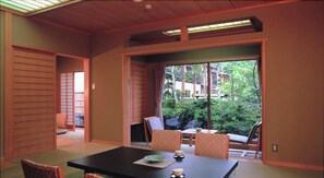 Minibar, in-room safe, desk, free WiFi