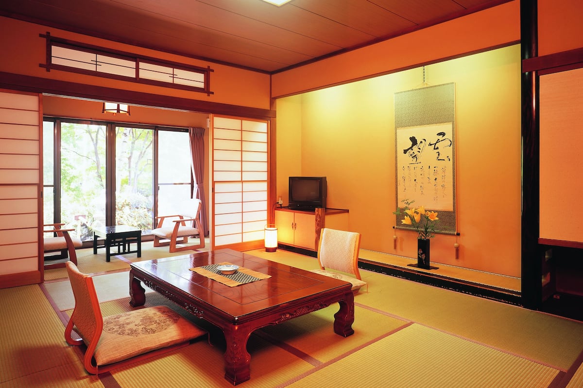 2 bedrooms, minibar, in-room safe, desk