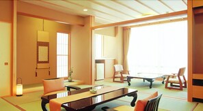 Minibar, in-room safe, desk, free WiFi