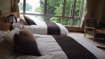 2 bedrooms, minibar, in-room safe, desk