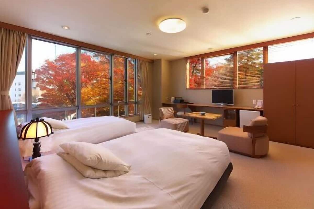 2 bedrooms, minibar, in-room safe, desk