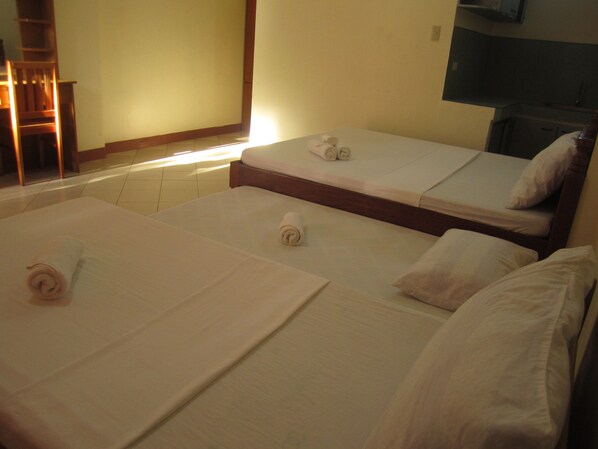 Deluxe Quadruple Room | Desk, rollaway beds, free WiFi