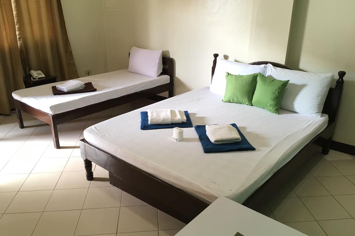 Deluxe Quadruple Room | Desk, rollaway beds (surcharge), WiFi (free)