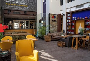 2 bars/lounges, een poolbar