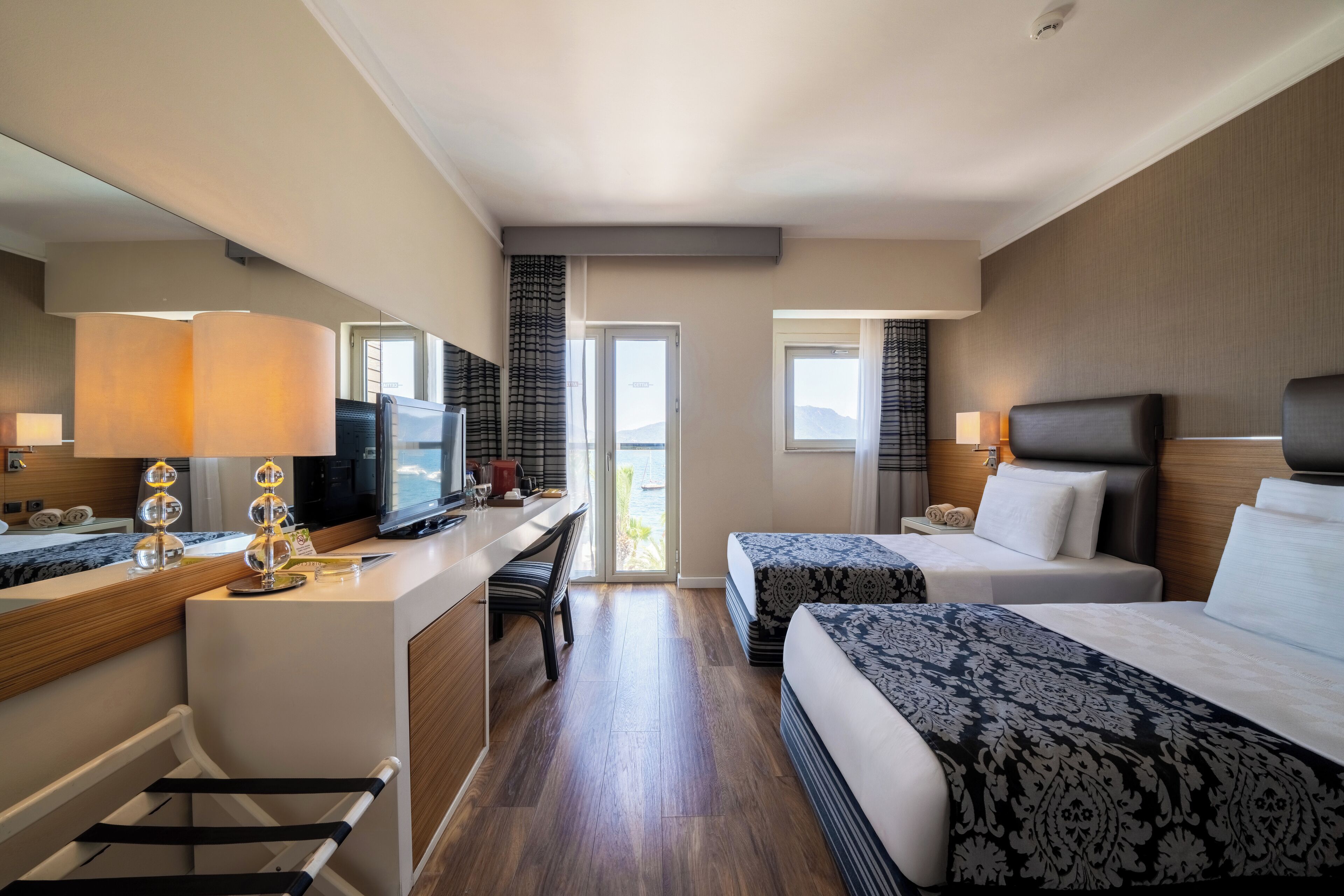 Dobbeltrom, sjøutsikt | Minibar, safe på rommet, lydisolert og wi-fi (inkludert)