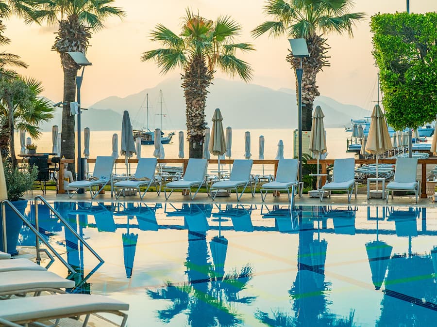 Utendørsbasseng, bassengparasoller og solsenger