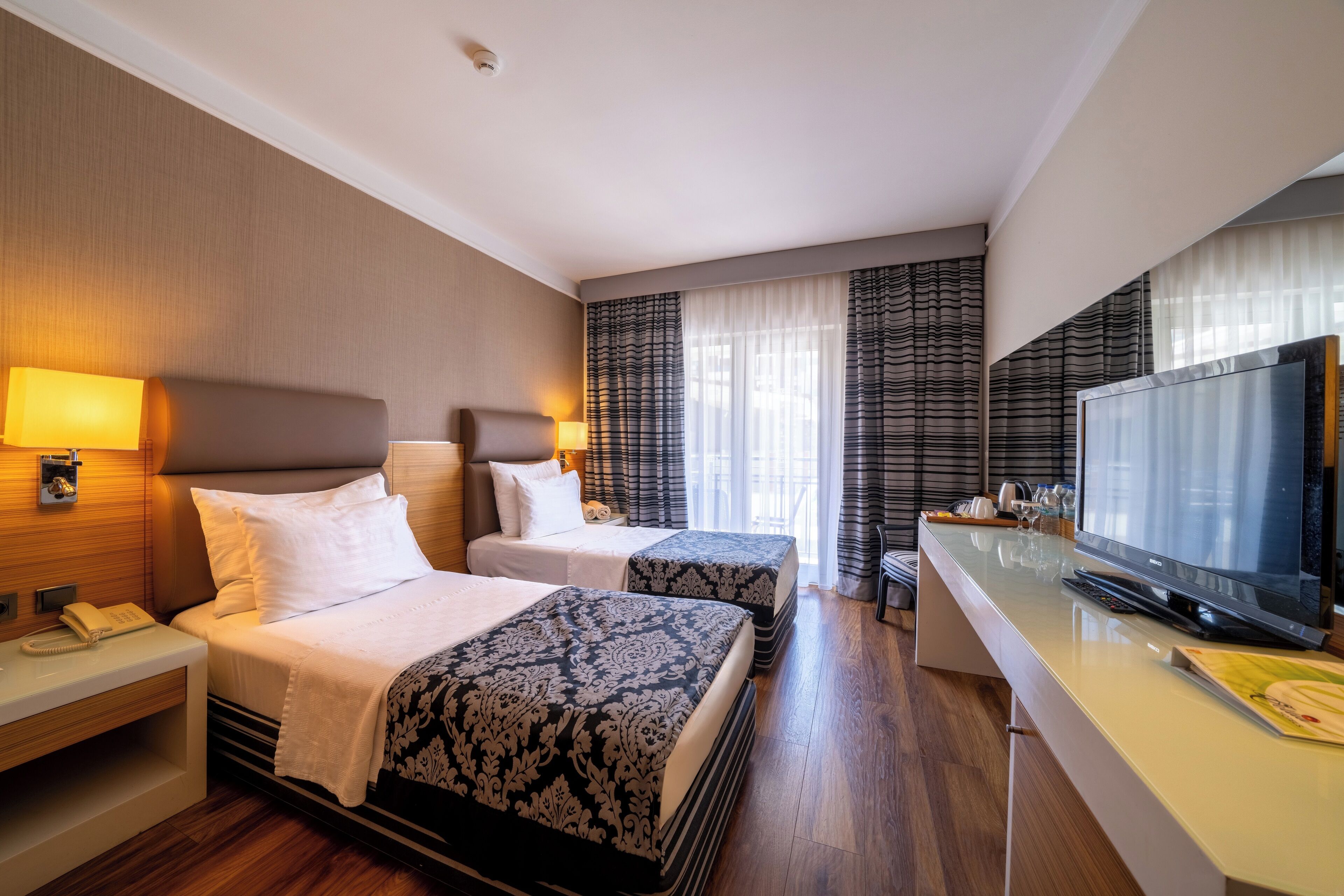 Een minibar, een kluis op de kamer, geluiddichte muren, gratis wifi