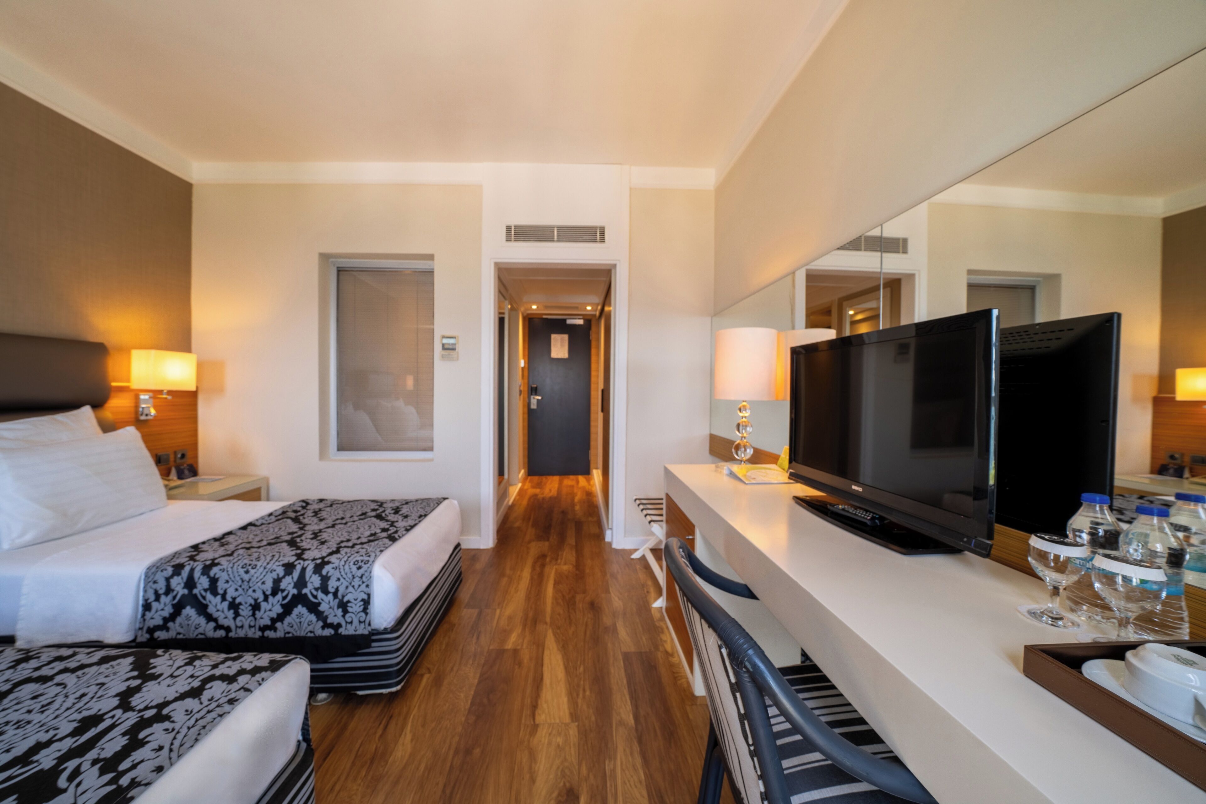 Een minibar, een kluis op de kamer, geluiddichte muren, gratis wifi