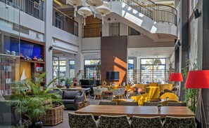 2 Bars/Lounges, Poolbar