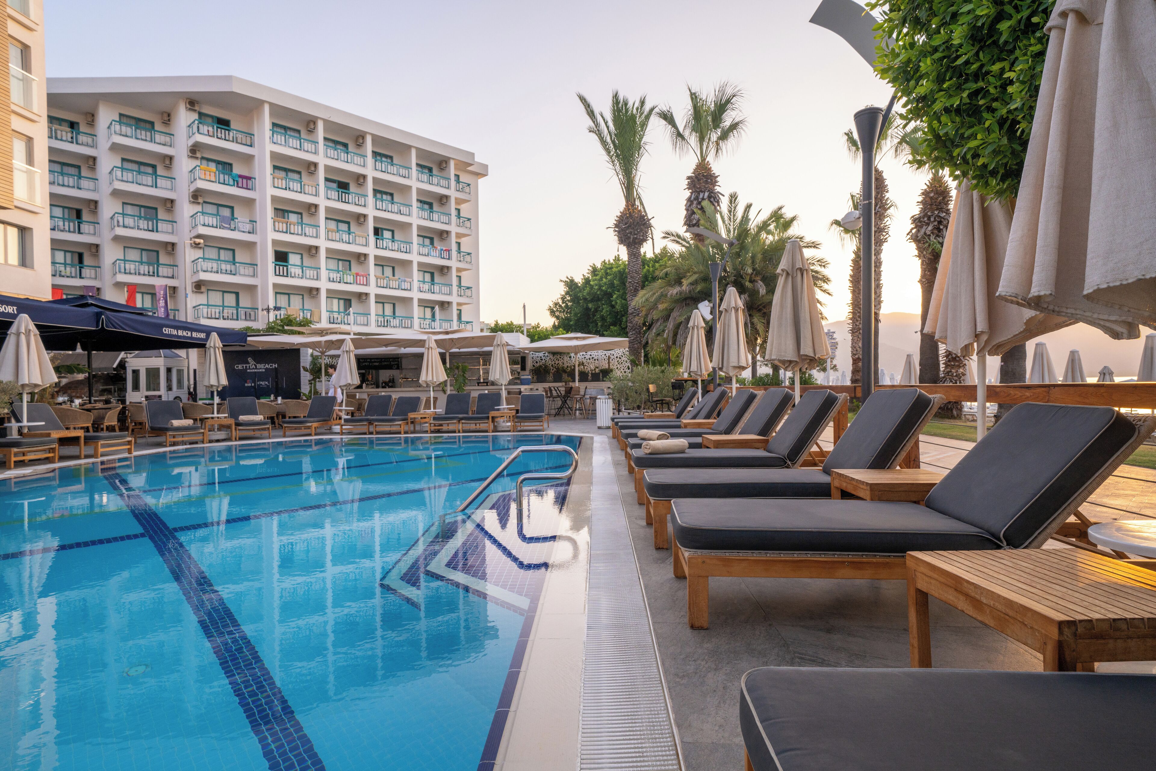 Utendørsbasseng, bassengparasoller og solsenger