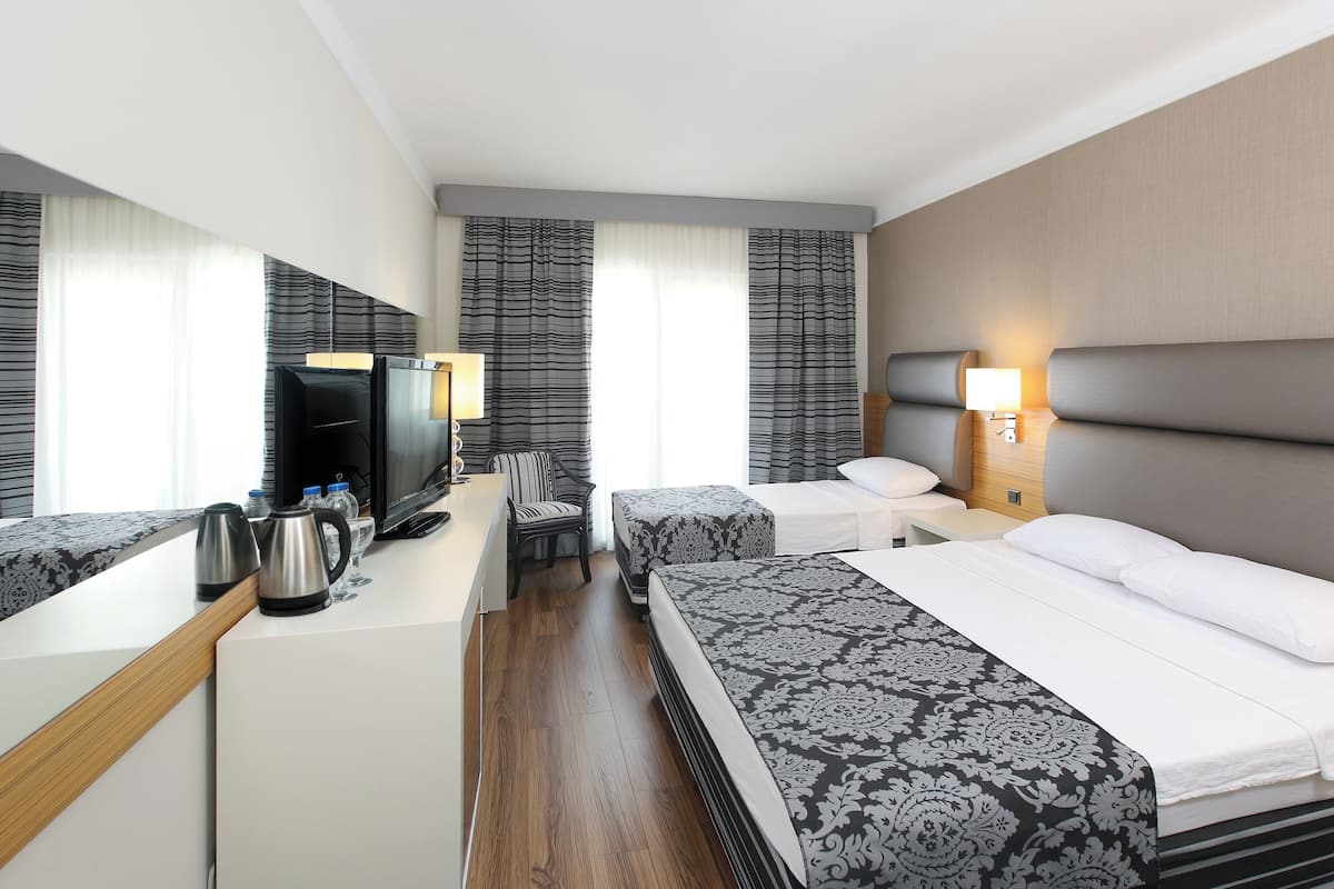 Double Room | Minibar, in-room safe, soundproofing, free WiFi
