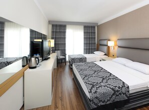 Tweepersoonskamer | Een minibar, een kluis op de kamer, geluiddichte muren, gratis wifi