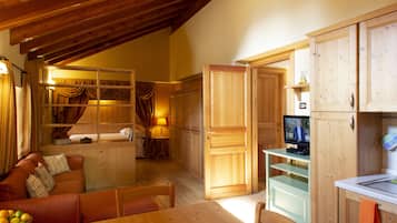 蜜月开间, 多张床, 浴缸, 山景 (French bed and 2 single beds) | 起居区 | 32-英寸智能电视(配备卫星频道)、电视、玩具