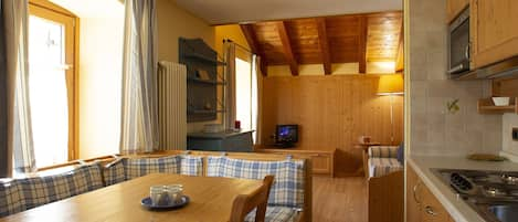 Familienapartment, 1 Queen-Bett und Schlafsofa, Balkon, Bergblick | Wohnbereich