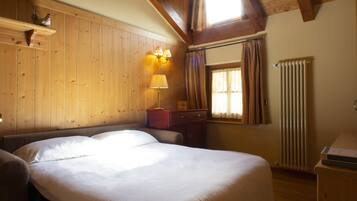 Monolocale Basic, 1 camera da letto, angolo cottura, vista montagna | Area soggiorno | Smart TV 32 pollici con canali satellitari, TV, giocattoli