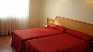 Quarto casal ou duplo | Escrivaninha, cortinas blackout, ferros/tábuas de passar roupa