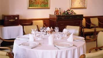 S'hi serveixen esmorzars, dinars, sopars i plats de cuina mediterrània