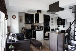 2 Bedroom Loft Studio Unit  6L | 起居區 | 電視、 DVD 播放機