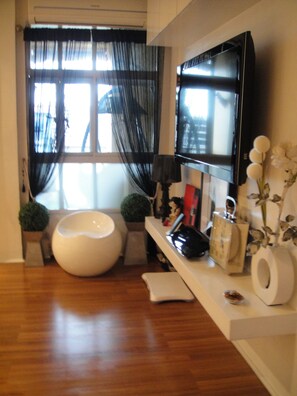 3 Bedroom Studio Unit 6M | 客廳 | 電視、DVD 播放機
