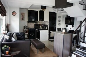 2 Bedroom Loft Studio Unit  6L | Wohnbereich | Fernseher, DVD-Player