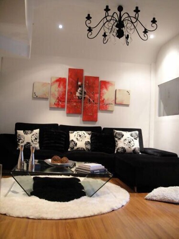 3 Bedroom Studio Unit 6M | Wohnbereich | Fernseher, DVD-Player