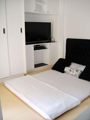 Studio Unit 6KS | Hochwertige Bettwaren, Pillowtop-Betten, Schreibtisch