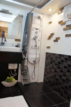 Studio Unit 6LS | Bathroom | Shower, free toiletries, hair dryer, towels - JLT Condo Units (Quezon City)