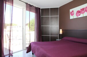 Ropa de cama de alta calidad, escritorio y cunas gratuitas 