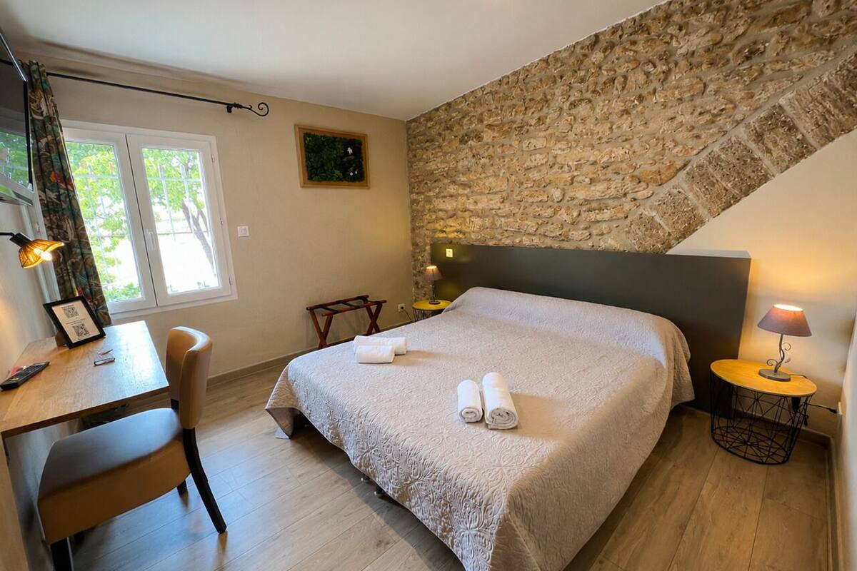 Habitación doble | Ropa de cama de alta calidad, escritorio, cunas gratuitas y camas extra