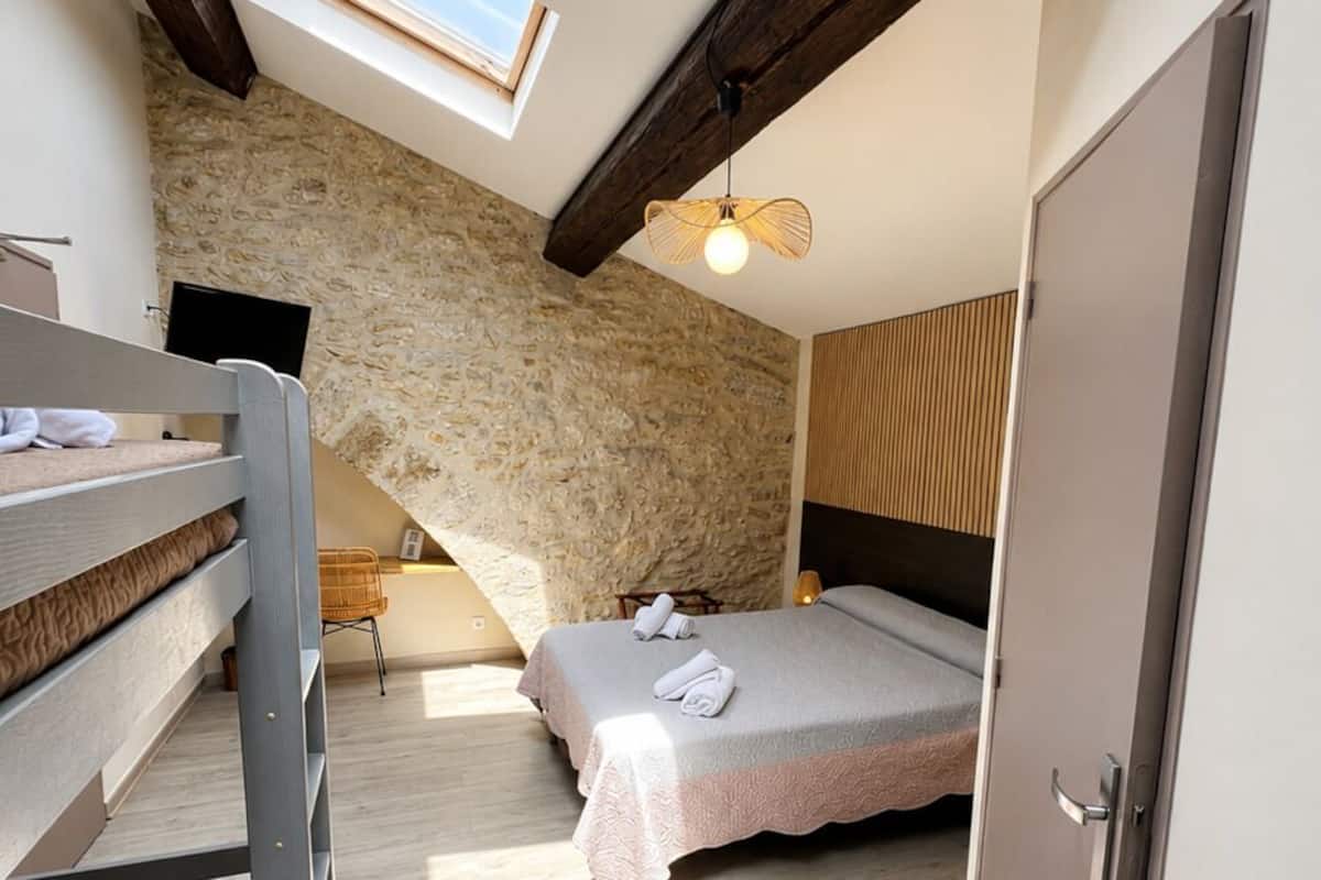 Family Room, Bathtub | Premium bedding, desk, cribs (free), rollaway beds (surcharge)