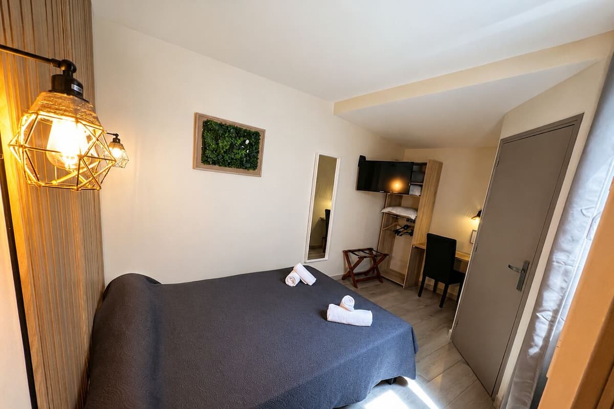 Habitación doble económica, 1 habitación | Ropa de cama de alta calidad, escritorio, cunas gratuitas y camas extra
