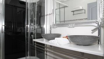 Suite, Terrace | Bathroom | Shower, free toiletries, hair dryer, towels