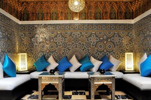3 bars/lounges