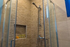 Shower, rainfall showerhead, free toiletries, hair dryer - Hotel Loukas Vrachos (Preveza)