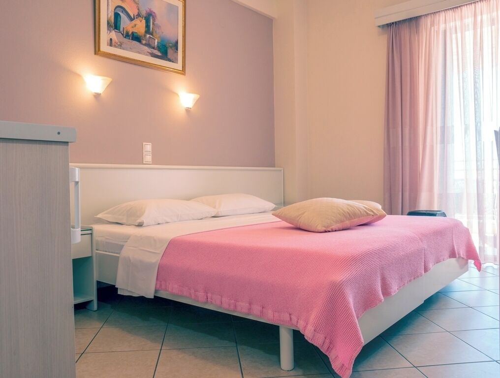 Deluxe Double or Twin Room, Partial Sea View | Room amenity