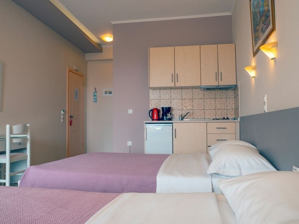 Deluxe-Dreibettzimmer, eingeschränkter Meerblick | Eigene Kochnische | Kühlschrank, Herdplatte, Wasserkocher mit Kaffee-/Teezubehör