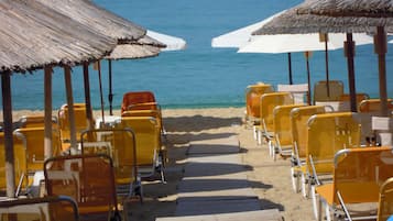 Am Strand, Liegestühle, Sonnenschirme, Strandtücher