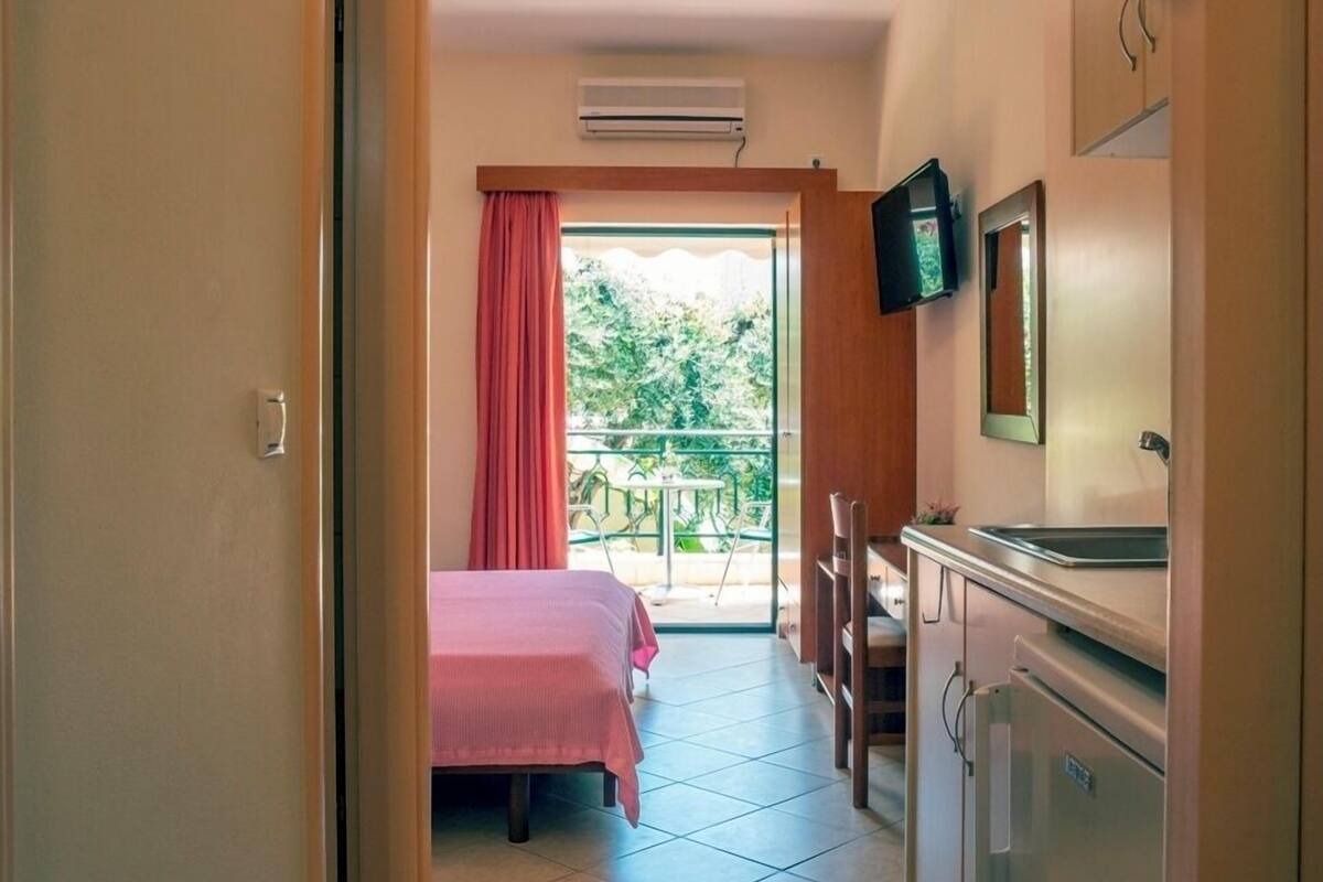 ملاءات من القطن المصري وأغطية فراش متميزة وخزنة داخل الغرفة وستائر تعتيم