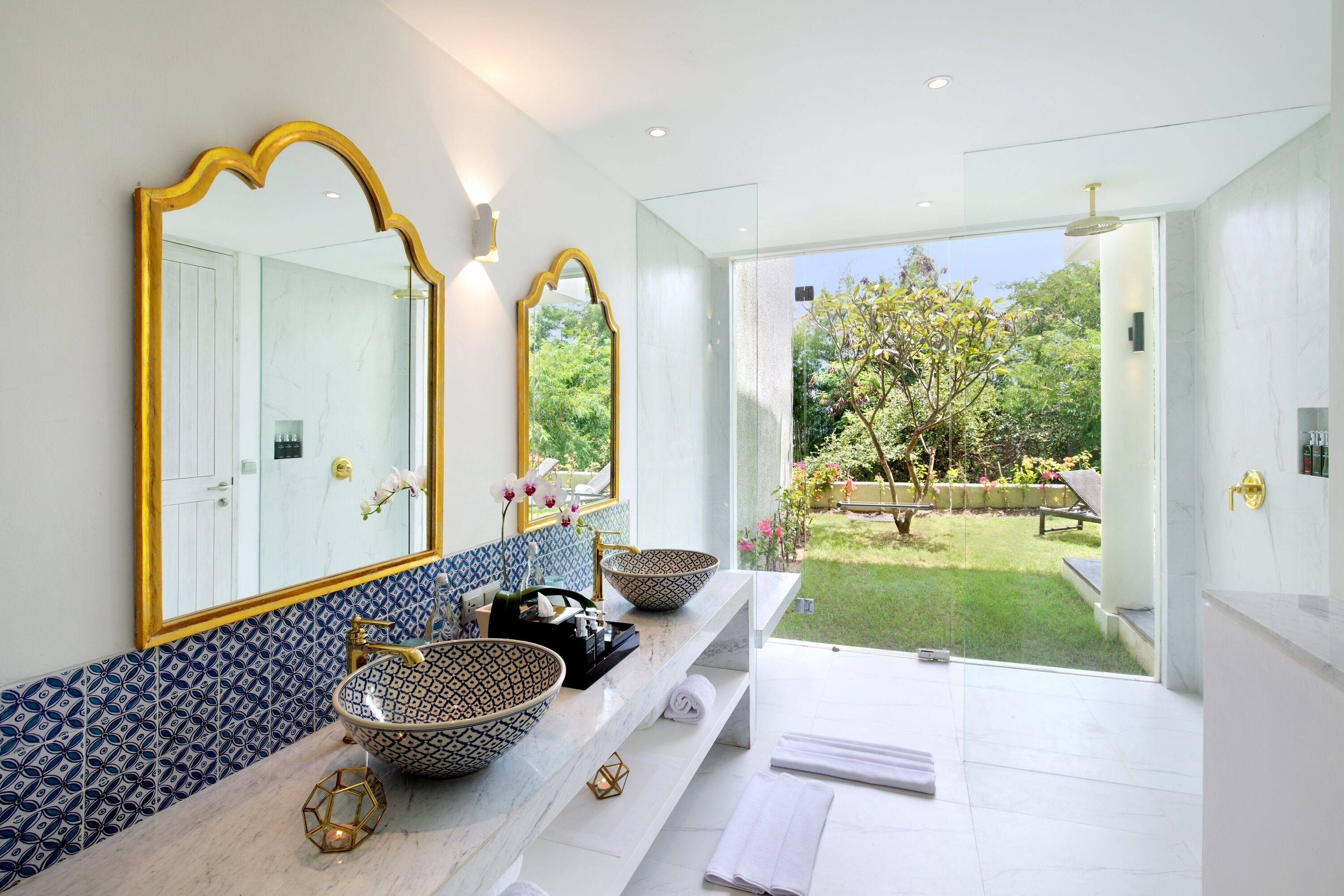 Studio Bedroom Garden View Villa | Kamar mandi | Bathtub dan shower terpisah, bathtub besar,  dan pancuran hujan