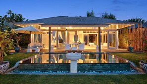 A modern house with a glass-enclosed patio, a swimming pool, and a well-maintained garden. - Hidden Hills Villas - Small Luxury Hotels of The World (Pecatu)