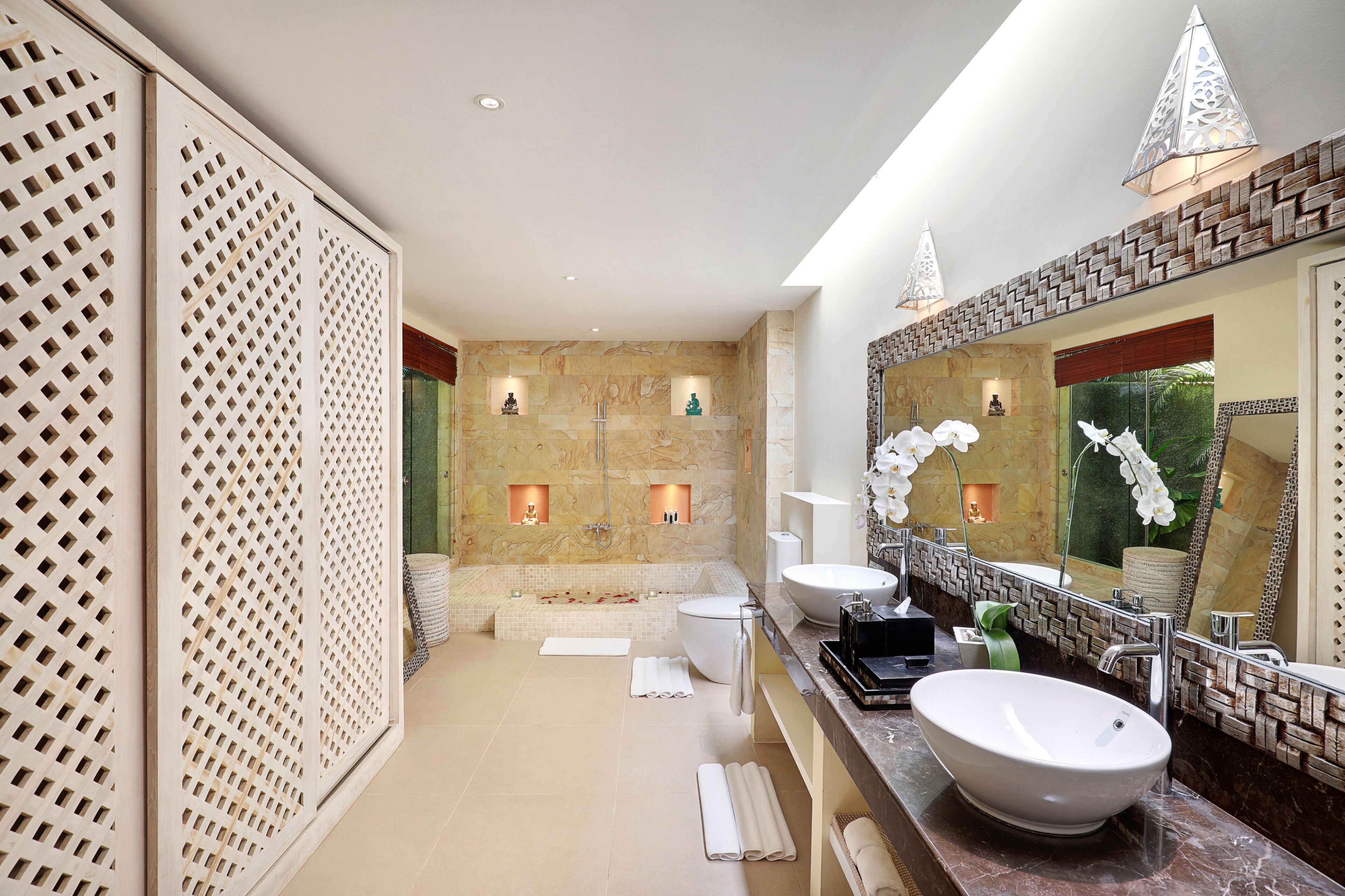 Un baño moderno con un lavamanos grande, un espejo y una zona de ducha.