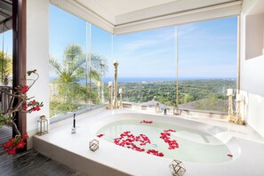 獨立浴缸和淋浴設備、全浸式浴缸、淋浴花灑、免費盥洗用品